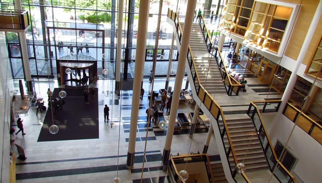Bela vista interna na Universidade de Oslo