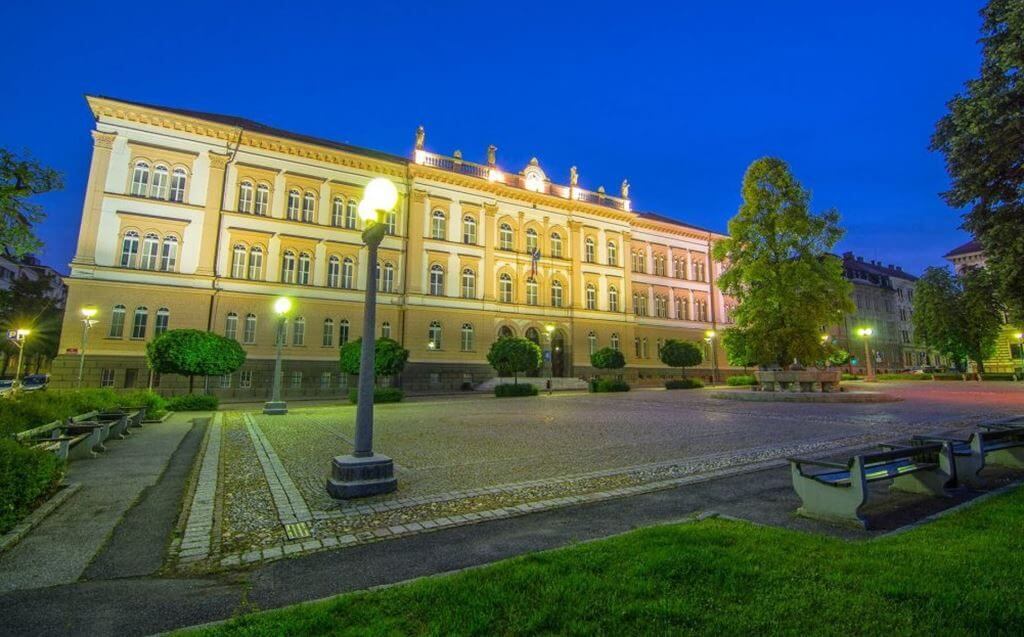 Vista Frontal da Universidade de Maribor