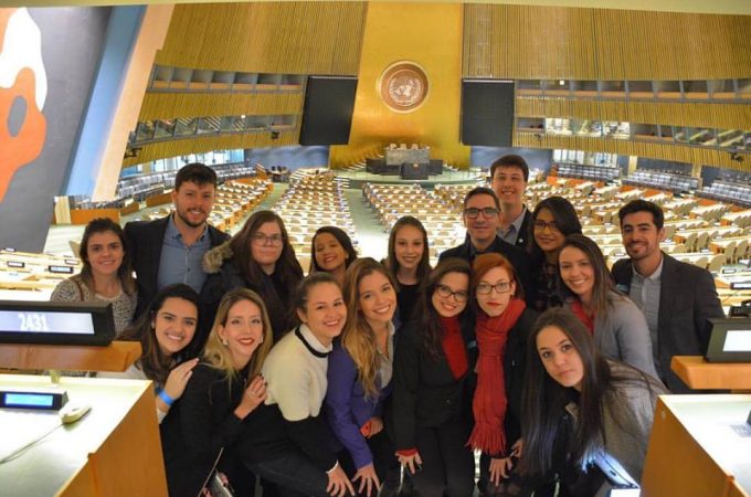Laura e outros participantes do tour acadêmico na América do Norte na sede da ONU