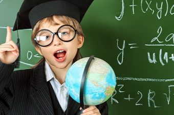estudante com globo freshman