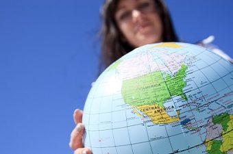 Mulher com globo terrestre - pós-doutorado