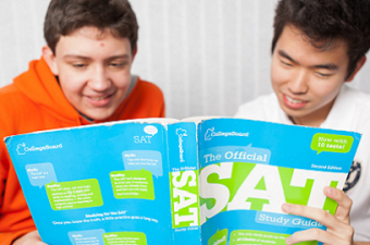 meninos estudando para o SAT