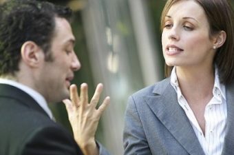 mulher falando em inglês