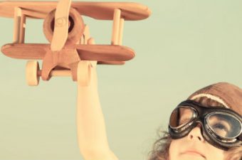 criança com avião de brinquedo