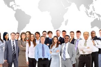 executivos na frente de mapa múndi