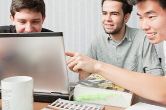 estudantes resolvendo um trabalho