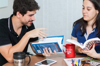 jovens estudando com livros