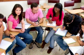 jovens fazendo trabalho em grupo