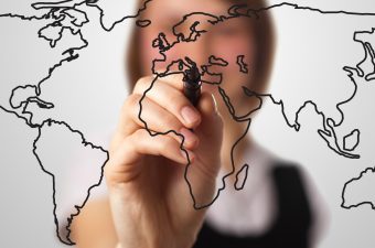 mulher desenhando mapa mundi