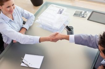 executivos apertando mãos