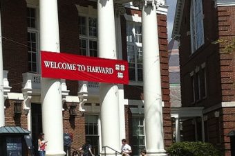 placa welcome to harvard