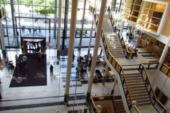 Bela vista interna na Universidade de Oslo