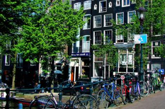 Bicicletas encostadas em canal na cidade de Amsterdam, na Holanda