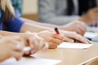 estudante escrevendo