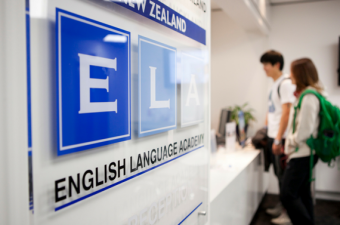 estudantes em balcão de atendimento de escola de idiomas na Nova Zelândia