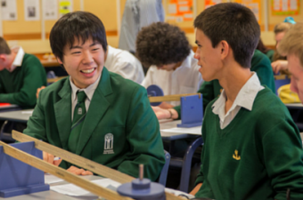 estudantes de ensino médio conversam em sala de aula