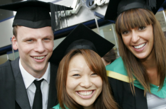 Três jovens que receberam bolsas de universidades
