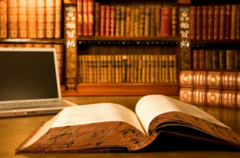 livro de direito aberto em biblioteca de universidade de direito