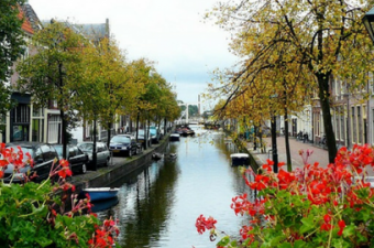 Canal em Amsterdam, na Holanda