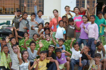 voluntário com crianças