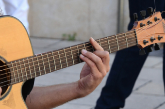 Homem Tocando Violão