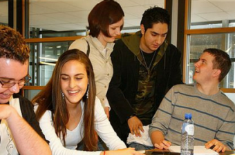 grupo de estudantes jovens reunidos