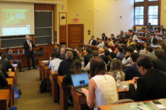 Jorge Paulo Lemann discursa no evento Brazil Conference, na Universidade de Harvard