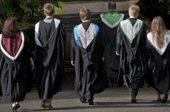 estudantes de MBA caminhando