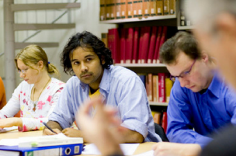 estudantes de doutorado conversando com orientador
