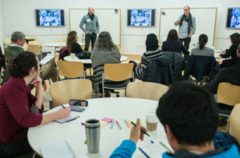 estudantes jovens em uma sala de aula moderna