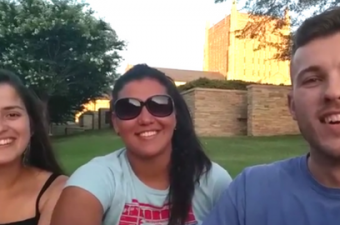 jovens da última turma do ciência sem fronteiras em frente à biblioteca da Universidade de Tulsa, nos EUA