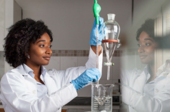 A brasileira Nadia Ayad realizando pesquisas em laboratório
