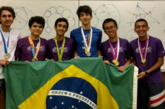 Jovens cariocas que participarão de torneio de Matemática de Harvard e MIT seguram a bandeira do Brasil