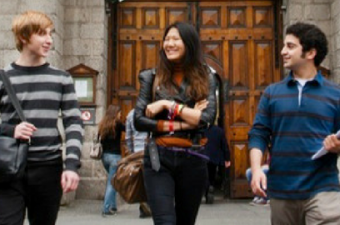 estudantes felizes na Trinity College Dublin