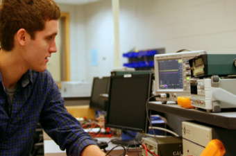 Estudante de engenharia usando o computador
