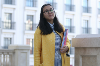 mulher estudante segurando livros