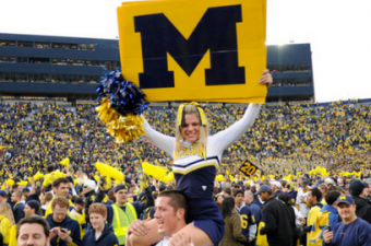 Líder de torcida da Universidade de Michigan, nos Estados Unidos