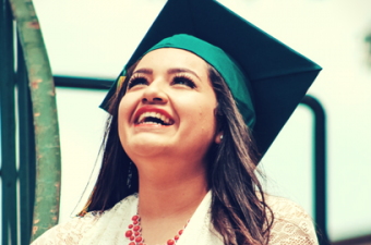 mulher sorrindo com chapéu de formatura