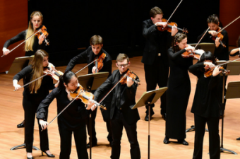instrumentistas praticando na escola de música Juilliard