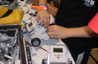 Jovens montando robôs com lego para a competição Moonbots, do Google