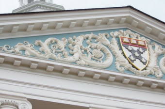 fachada de prédio de Harvard