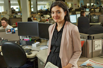 Jornalista formada pelo Fellowship in Global Journalism posa em redação