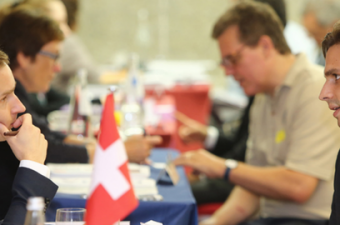 candidato conversa com representante de admissions em feira de mba