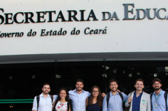 Participantes do Summer Internship do Vetor Brasil em frente ao prédio da Secretaria de Educação do Ceará