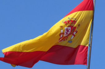bandeira espanhola flamulando