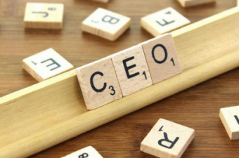 blocos de madeira formando a sigla CEO