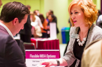 participantes conversam com representantes de universidades em feira The MBA Tour
