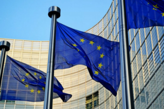 Bandeiras em frente à Comissão Europeia