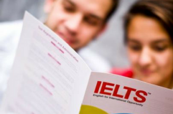 estudantes estudando para o IELTS