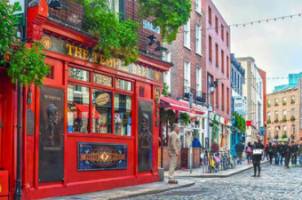 Fachada de pub na cidade de Dublin, Irlanda